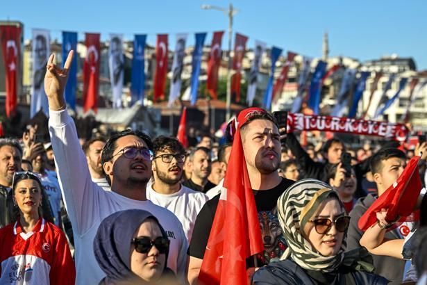 24 yıllık hasretin ardından tarihi sabah Dünya Kupası heyecanı sokaklara taştı: Türkiye kırmızı-beyaza büründü