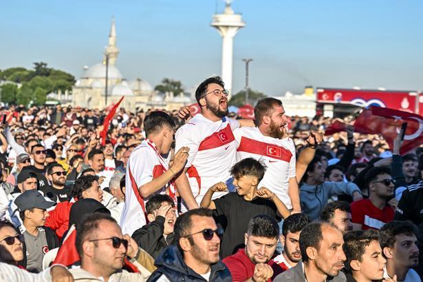 24 yıllık hasretin ardından tarihi sabah Dünya Kupası heyecanı sokaklara taştı: Türkiye kırmızı-beyaza büründü