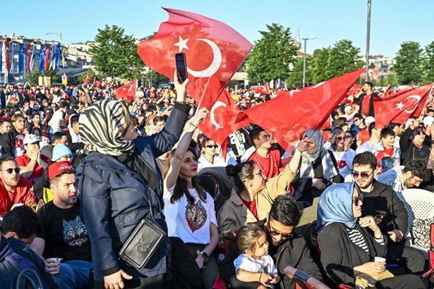 24 yıllık hasretin ardından tarihi sabah Dünya Kupası heyecanı sokaklara taştı: Türkiye kırmızı-beyaza büründü