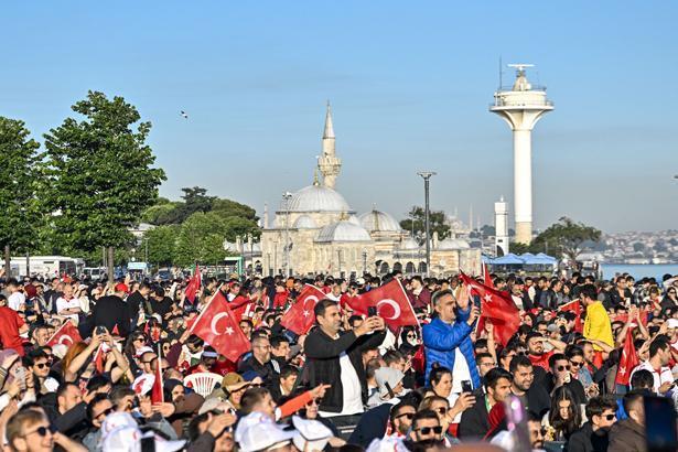 24 yıllık hasretin ardından tarihi sabah Dünya Kupası heyecanı sokaklara taştı: Türkiye kırmızı-beyaza büründü