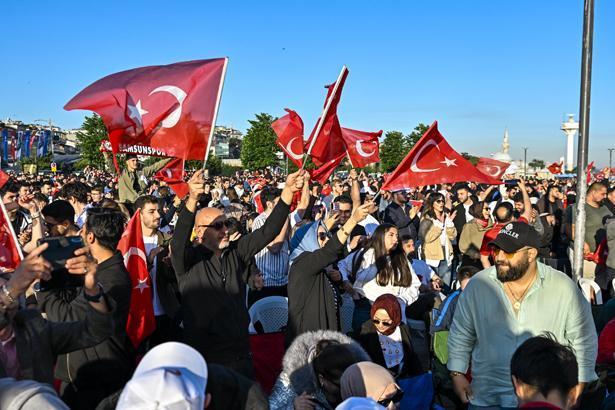 24 yıllık hasretin ardından tarihi sabah Dünya Kupası heyecanı sokaklara taştı: Türkiye kırmızı-beyaza büründü