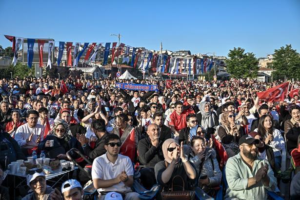 24 yıllık hasretin ardından tarihi sabah Dünya Kupası heyecanı sokaklara taştı: Türkiye kırmızı-beyaza büründü