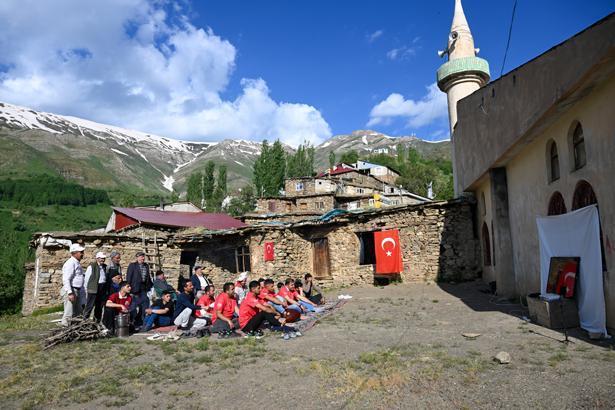 24 yıllık hasretin ardından tarihi sabah Dünya Kupası heyecanı sokaklara taştı: Türkiye kırmızı-beyaza büründü
