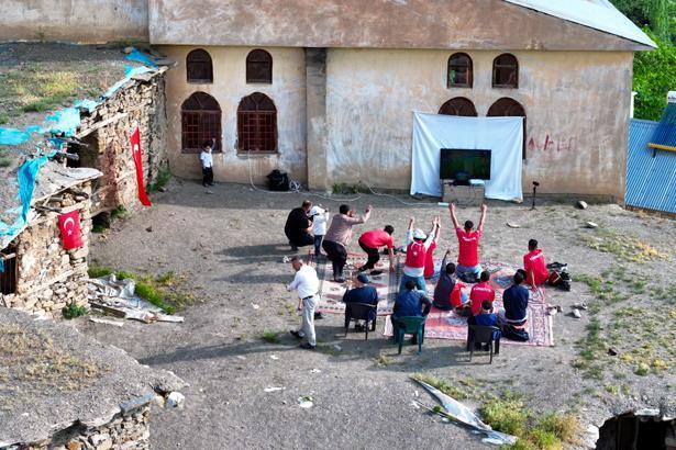 24 yıllık hasretin ardından tarihi sabah Dünya Kupası heyecanı sokaklara taştı: Türkiye kırmızı-beyaza büründü
