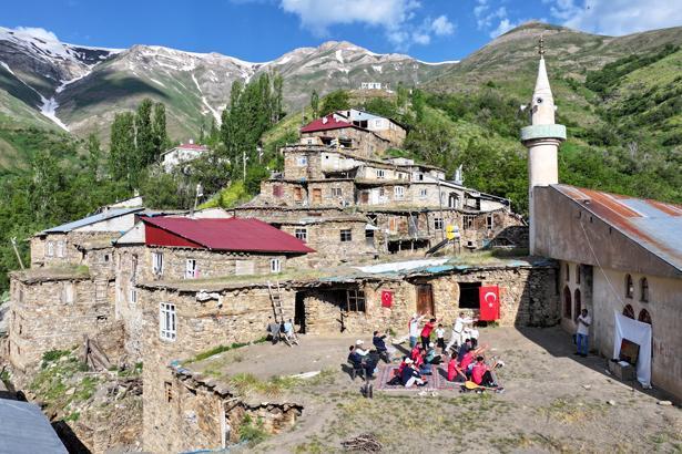 24 yıllık hasretin ardından tarihi sabah Dünya Kupası heyecanı sokaklara taştı: Türkiye kırmızı-beyaza büründü