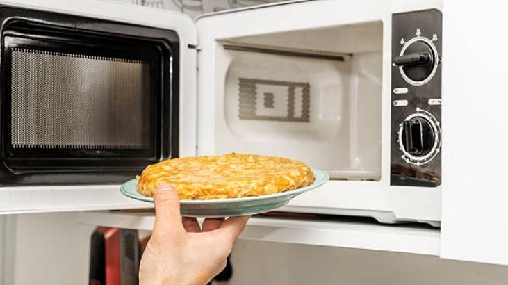 Mikrodalgada 20 dakikada hazır Çıtır börek için yağlı kağıdı serip 2 yufkayı kapatın
