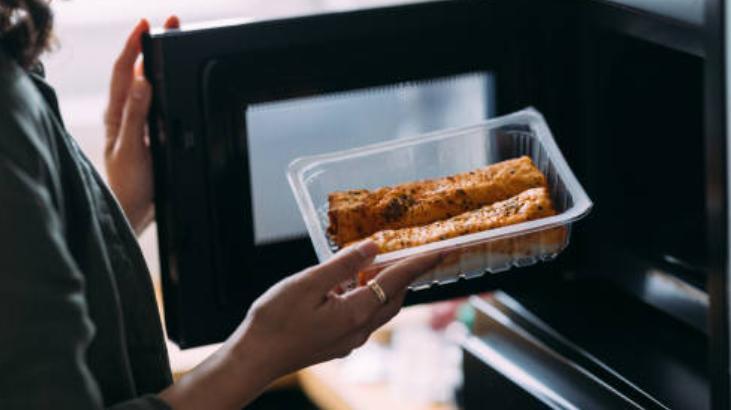Mikrodalgada 20 dakikada hazır Çıtır börek için yağlı kağıdı serip 2 yufkayı kapatın