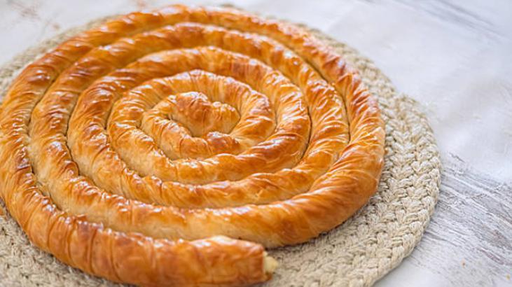 Mikrodalgada 20 dakikada hazır Çıtır börek için yağlı kağıdı serip 2 yufkayı kapatın