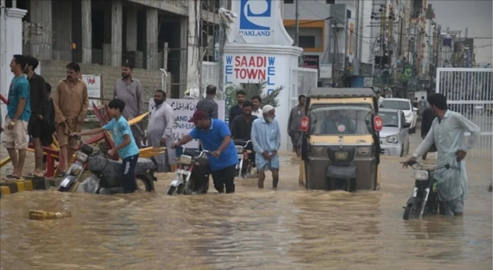 Pakistan’da can pazarı! Şiddetli yağışlar sonrası 7 ölü, 33 yaralı