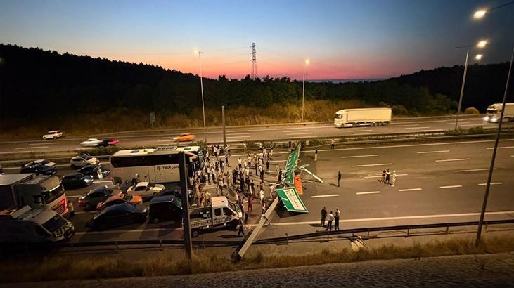 Hafriyat kamyonu Kuzey Marmara Otoyolu'nda tabelayı devirdi