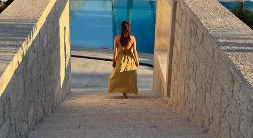Özlem Ada Şahinin tatil paylaşımı olay oldu Otel değil ev