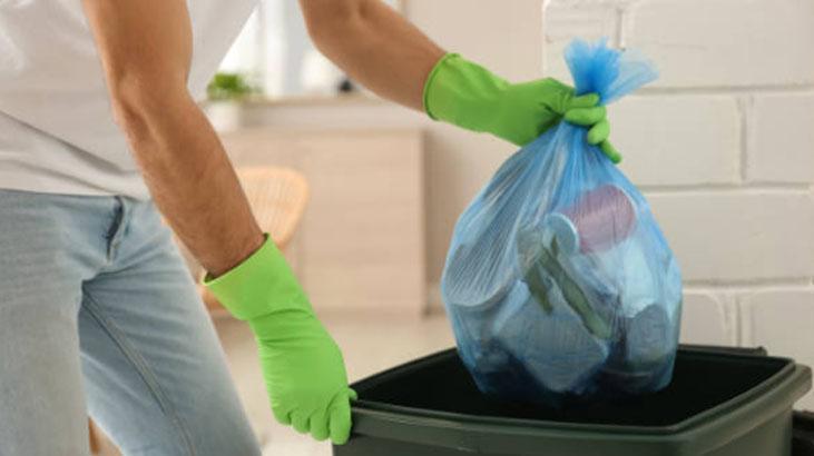 Ne koku kalıyor ne sinek Çöp kutusunun dibine serpenler rahat edecek