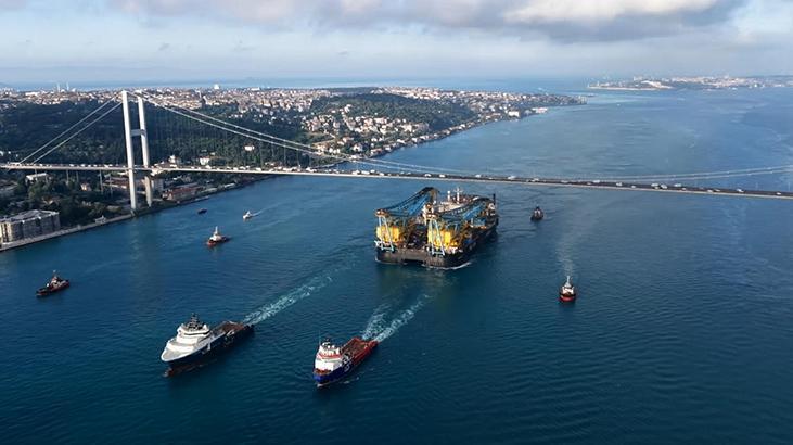 Dev vinç gemisi İstanbul Boğazı'ndan geçiyor