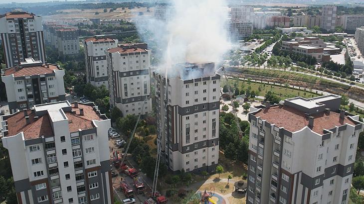 Küçükçekmece'de bir binanın çatısında çıkan yangına müdahale ediliyor