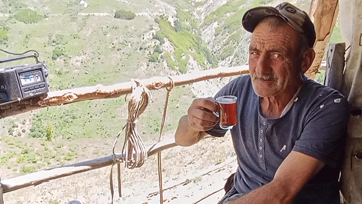 40 yıldır aynı dağda tek başına yaşıyor! Her gece ayı ve kurt nöbeti tutuyor