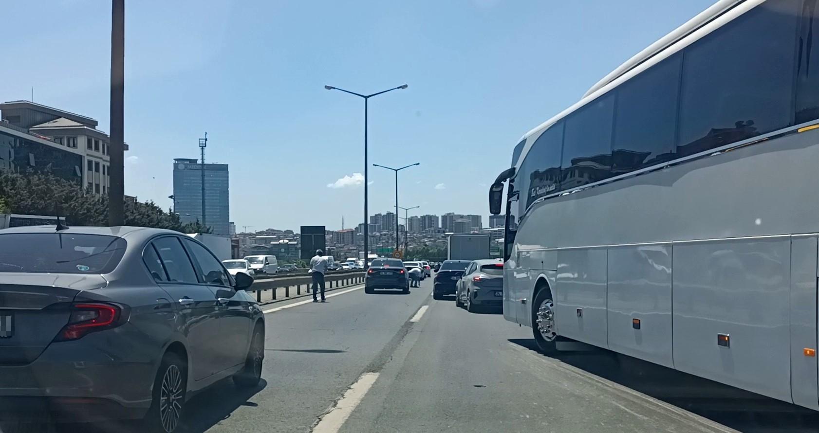 Bağcılar TEM'de paralar bir anda havada uçuştu! Yolda herkes para topladı