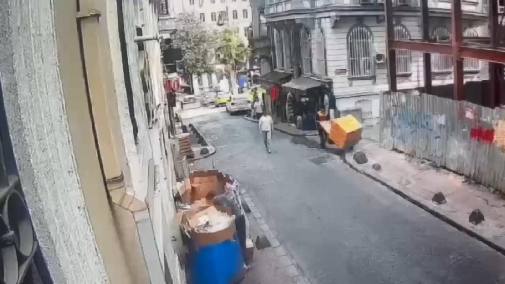 Beyoğlu'nda kargo hırsızlığı! Sokakta bırakılan el arabasına yaklaştı! Kameralar her şeyi kaydetti