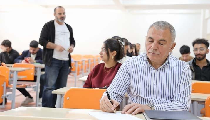 Yarım kalan hayal 59 yaşında gerçeğe dönüştü Torunuyla birlikte üniversite okudu