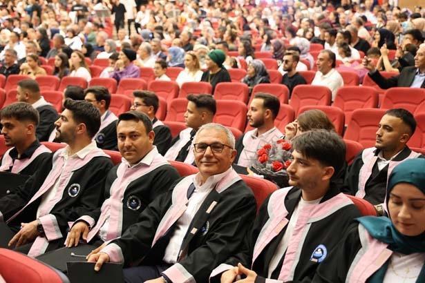 Yarım kalan hayal 59 yaşında gerçeğe dönüştü Torunuyla birlikte üniversite okudu