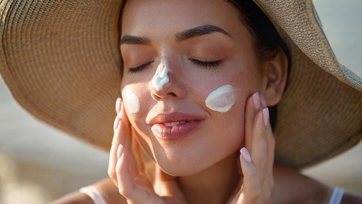 Sadece SPF tek başına yeterli değil! Güneş kremi kullanırken bu hataları yapmayın