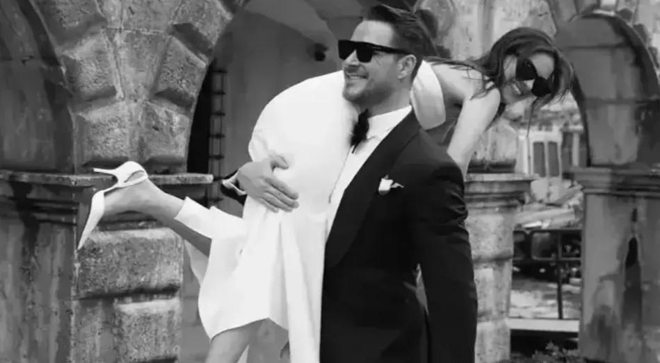 Burak Çelik ve eşi Ece Çelikten mutlu aile pozu