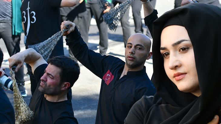 Bitmeyen madem: Kadınlar siyah giydi, erkekler kendilerini zincire vurdu