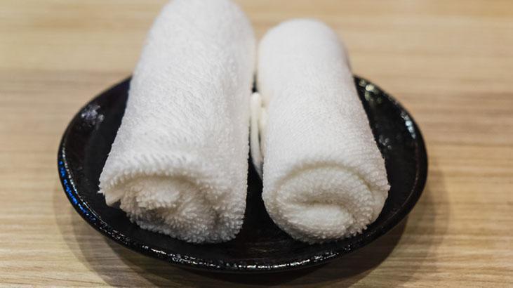 Kötü postürü kısa sürede düzelten Japon havlu rulosu Çalışmayan kasları aktifleştiriyor