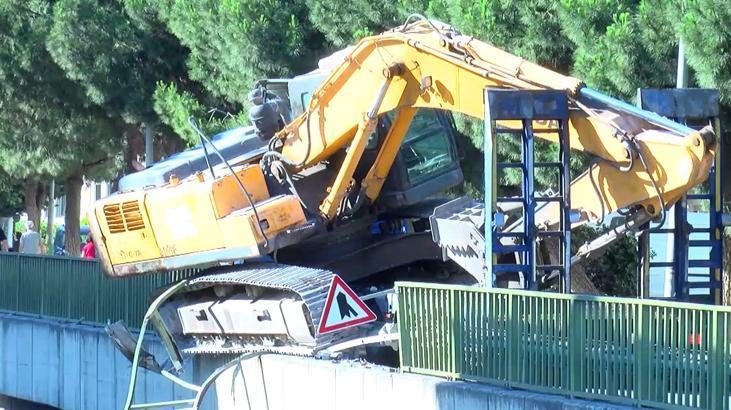 İstanbul'da korku dolu anlar: Korkuluklarda asılı kalan kepçe trafiği felç etti