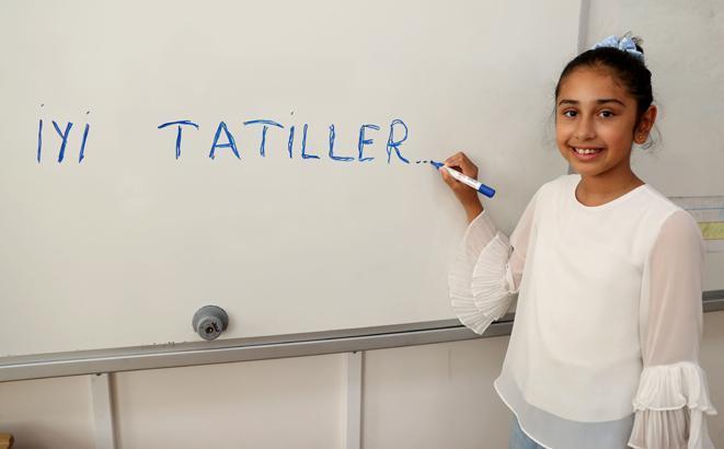 18 milyon öğrenci karne heyecanı yaşadı Türkiyeden renkli karne günü kareleri