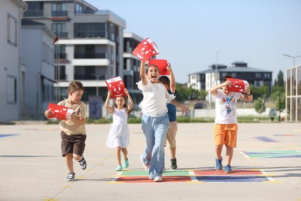 18 milyon öğrenci karne heyecanı yaşadı Türkiyeden renkli karne günü kareleri