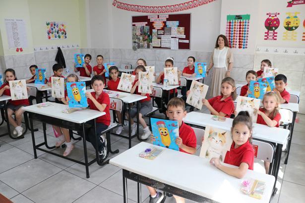 18 milyon öğrenci karne heyecanı yaşadı Türkiyeden renkli karne günü kareleri