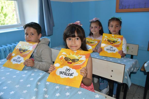 18 milyon öğrenci karne heyecanı yaşadı Türkiyeden renkli karne günü kareleri
