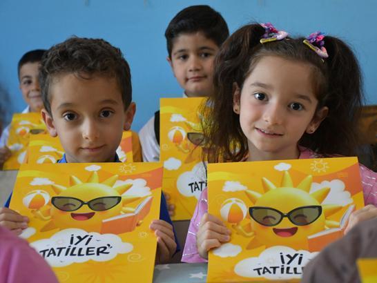18 milyon öğrenci karne heyecanı yaşadı Türkiyeden renkli karne günü kareleri