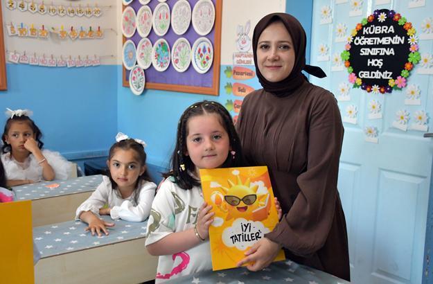 18 milyon öğrenci karne heyecanı yaşadı Türkiyeden renkli karne günü kareleri