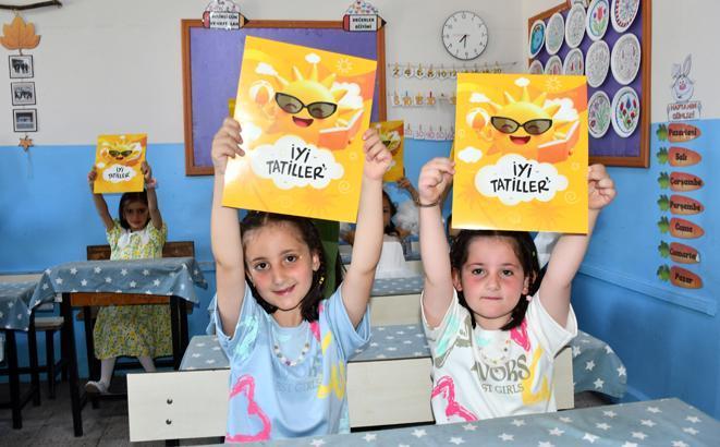 18 milyon öğrenci karne heyecanı yaşadı Türkiyeden renkli karne günü kareleri