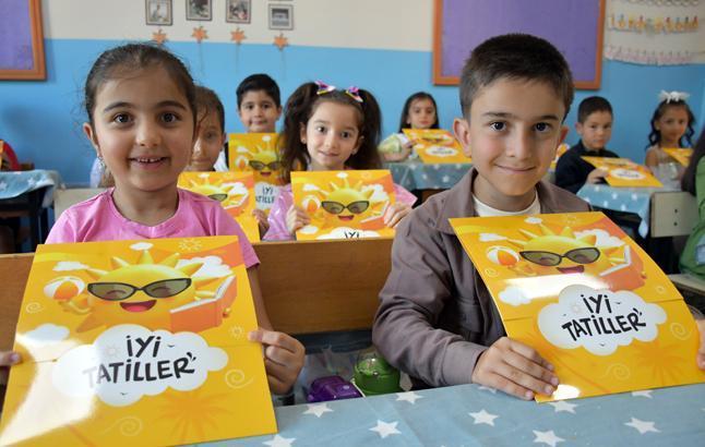 18 milyon öğrenci karne heyecanı yaşadı Türkiyeden renkli karne günü kareleri