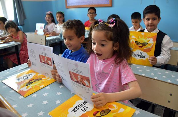 18 milyon öğrenci karne heyecanı yaşadı Türkiyeden renkli karne günü kareleri