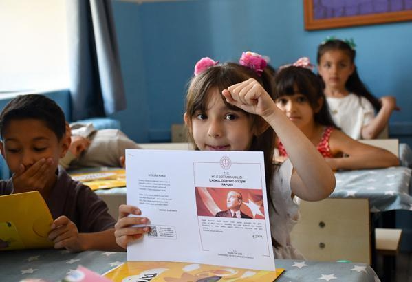 18 milyon öğrenci karne heyecanı yaşadı Türkiyeden renkli karne günü kareleri