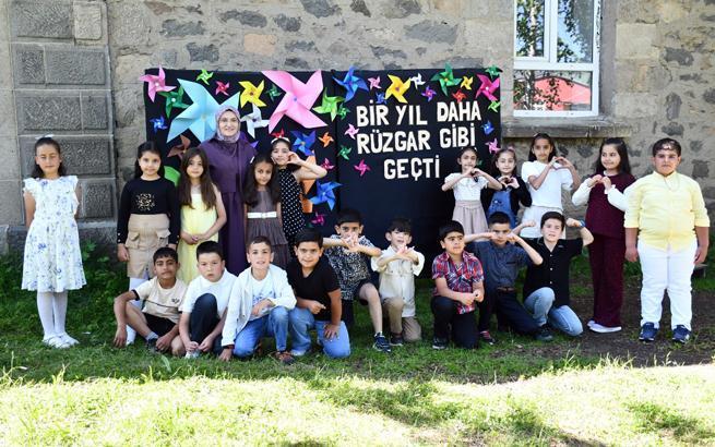 18 milyon öğrenci karne heyecanı yaşadı Türkiyeden renkli karne günü kareleri