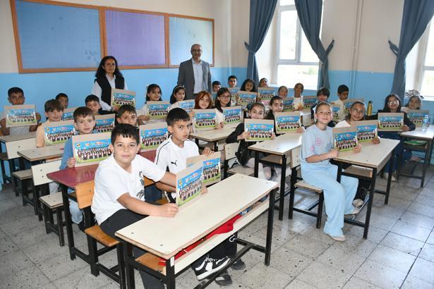 18 milyon öğrenci karne heyecanı yaşadı Türkiyeden renkli karne günü kareleri