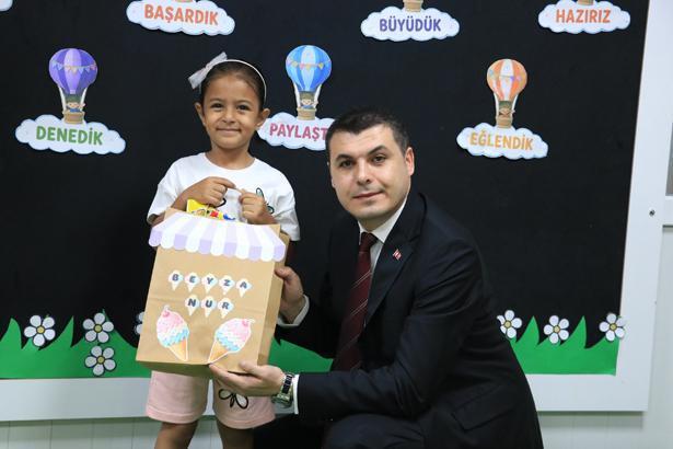 18 milyon öğrenci karne heyecanı yaşadı Türkiyeden renkli karne günü kareleri