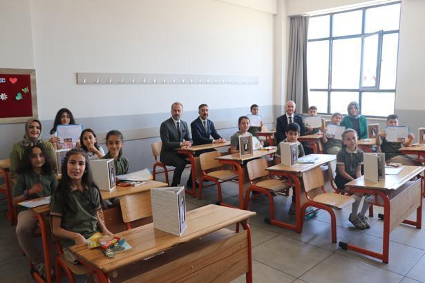 18 milyon öğrenci karne heyecanı yaşadı Türkiyeden renkli karne günü kareleri