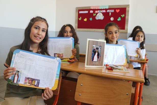 18 milyon öğrenci karne heyecanı yaşadı Türkiyeden renkli karne günü kareleri