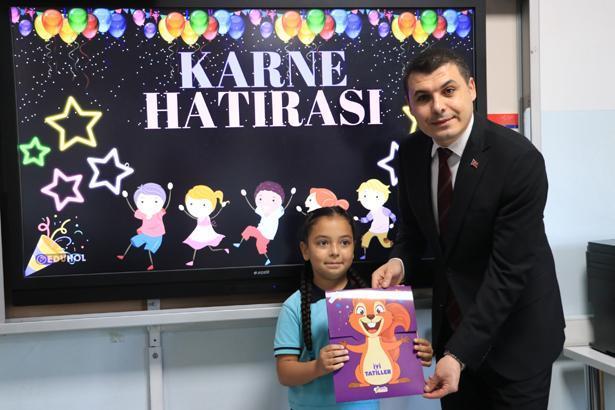 18 milyon öğrenci karne heyecanı yaşadı Türkiyeden renkli karne günü kareleri