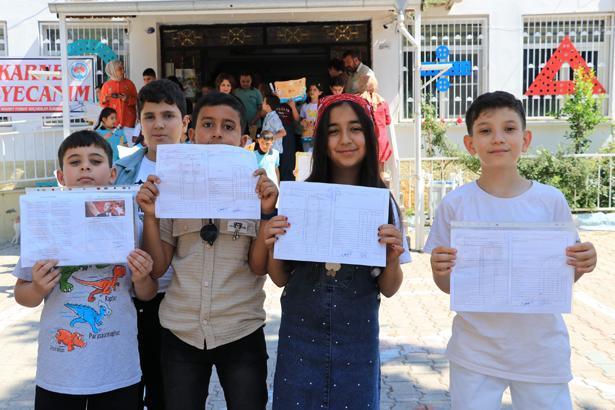 18 milyon öğrenci karne heyecanı yaşadı Türkiyeden renkli karne günü kareleri