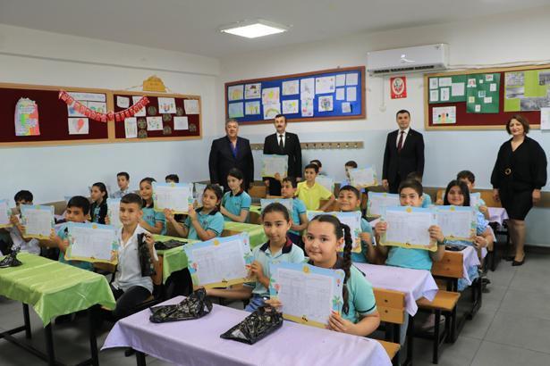 18 milyon öğrenci karne heyecanı yaşadı Türkiyeden renkli karne günü kareleri