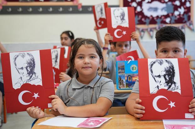18 milyon öğrenci karne heyecanı yaşadı Türkiyeden renkli karne günü kareleri