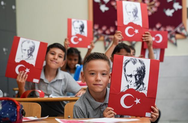 18 milyon öğrenci karne heyecanı yaşadı Türkiyeden renkli karne günü kareleri