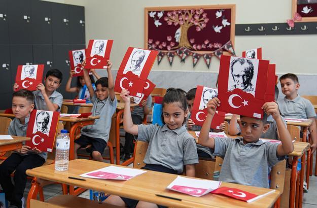 18 milyon öğrenci karne heyecanı yaşadı Türkiyeden renkli karne günü kareleri