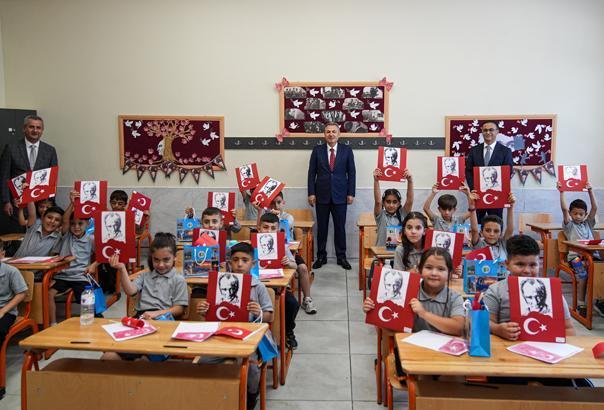 18 milyon öğrenci karne heyecanı yaşadı Türkiyeden renkli karne günü kareleri